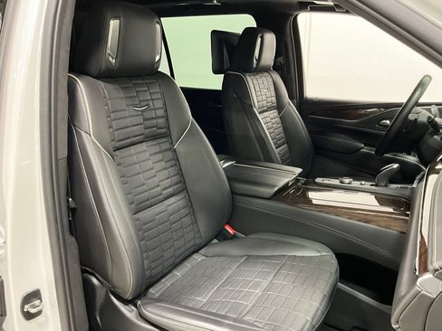 Used 2022 Cadillac Escalade ESV Premium Luxury Platinum w/ Heavy-Duty Trailer Package AWD/4WD image 9