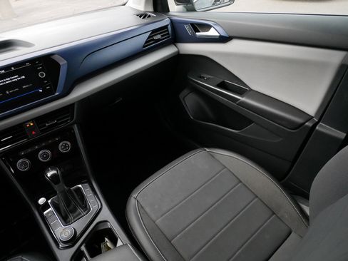 Certified 2023 Volkswagen Taos SE w/ Panoramic Sunroof Package image 11