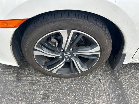 Used 2017 Honda Civic Touring image 4