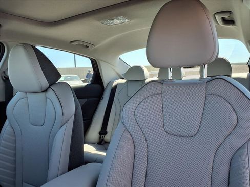 Used 2025 Hyundai Elantra Limited FWD image 6