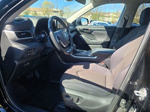 Used 2023 Toyota Highlander LE FWD image 17