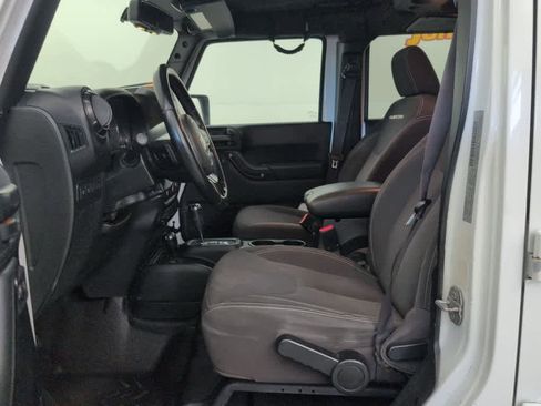 Used 2017 Jeep Wrangler Unlimited Rubicon w/ Connectivity Group image 10