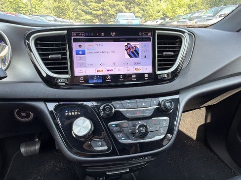Used 2025 Chrysler Pacifica Select FWD image 30