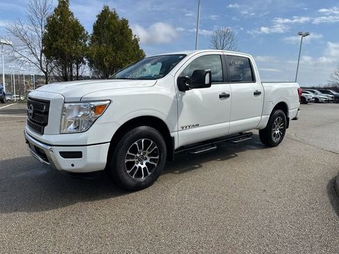 Used 2024 Nissan Titan SV w/ SV Convenience Package image 7
