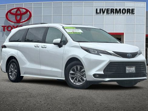 Certified 2025 Toyota Sienna XLE w/ XLE Plus Package image 2