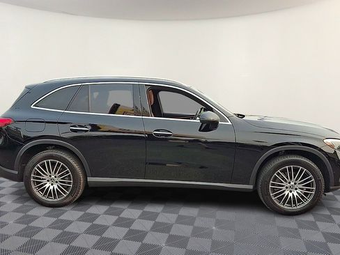 Used 2025 Mercedes-Benz GLC 300 4MATIC image 9