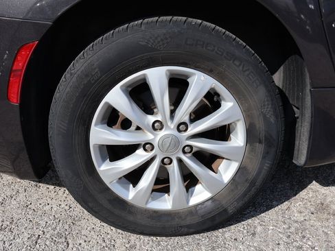 Used 2017 Chrysler Pacifica Touring w/ Tire & Wheel Group FWD image 9