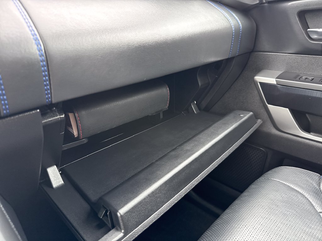 Used 2025 Toyota Sequoia Platinum AWD/4WD image 38