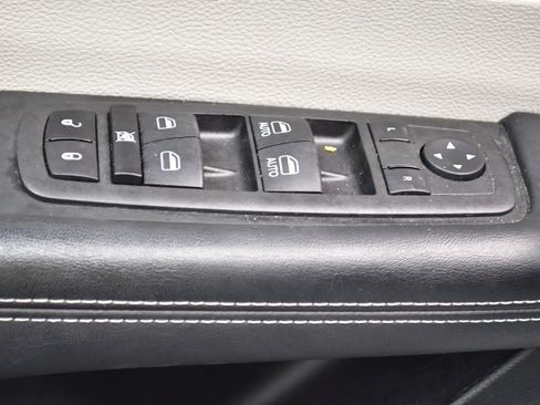 Used 2024 Chrysler Pacifica Touring-L FWD image 19