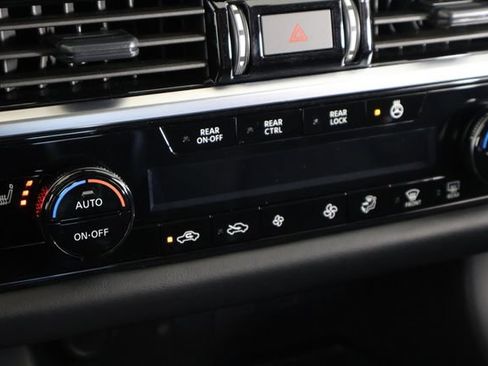 Used 2024 Nissan Pathfinder SL w/ SL Premium Package FWD image 28