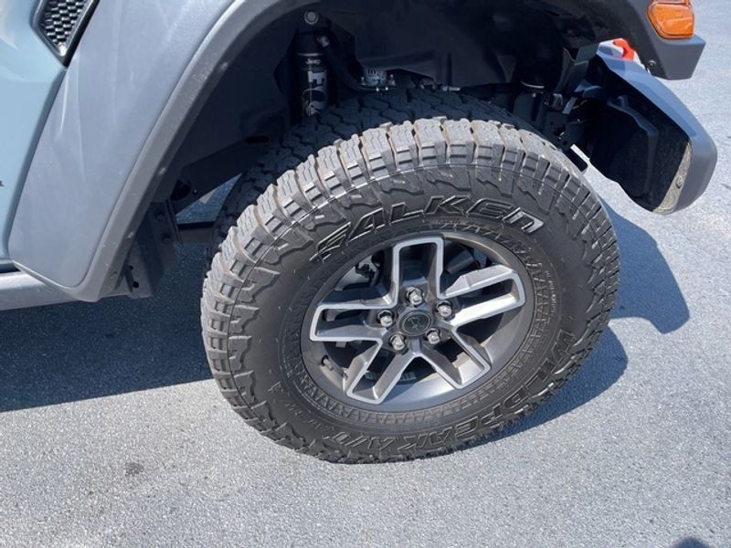 Used 2024 Jeep Gladiator Mojave w/ Technology Group AWD/4WD image 18