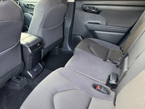 Used 2025 Toyota Highlander LE FWD image 26