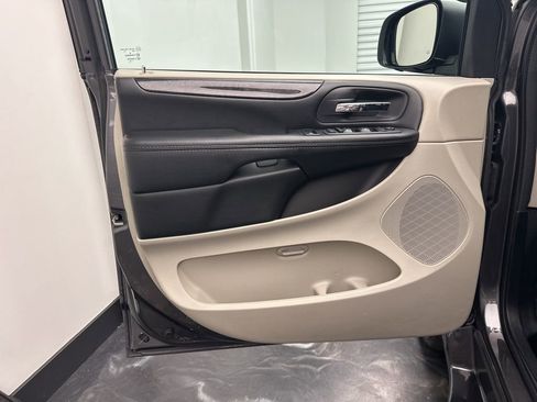Used 2019 Dodge Grand Caravan SE w/ UConnect Hands-Free Group FWD image 14