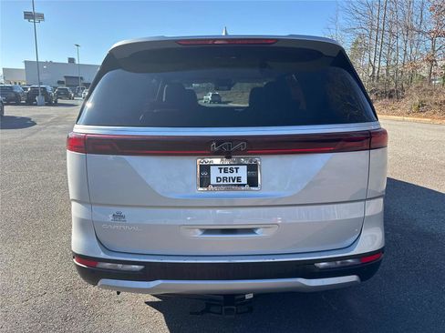 Used 2023 Kia Carnival LX image 6