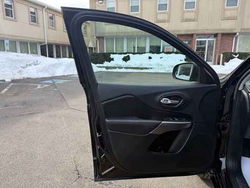 Used 2019 Jeep Cherokee Overland w/ Technology Group image 18