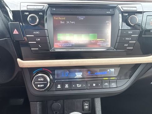 Used 2014 Toyota Corolla LE image 19