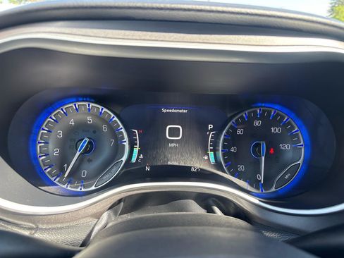 Used 2024 Chrysler Pacifica Touring-L FWD image 18