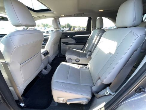 Used 2016 Toyota Highlander XLE FWD image 21