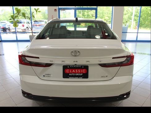 Used 2025 Toyota Camry XLE AWD/4WD image 6