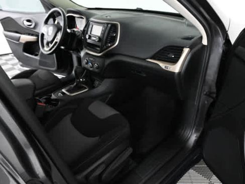 Used 2017 Jeep Cherokee Sport image 9