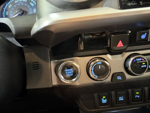 Used 2017 Toyota Tacoma Limited w/ Tow Package AWD/4WD image 30