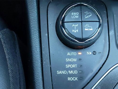 Used 2022 Jeep Cherokee Trailhawk image 28