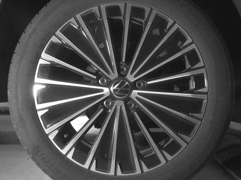 Used 2025 Volkswagen Taos SE image 15