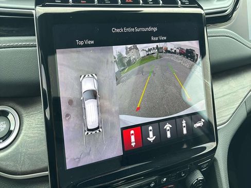 Used 2023 Jeep Grand Cherokee 4WD 4xe w/ Luxury Tech Group II image 17