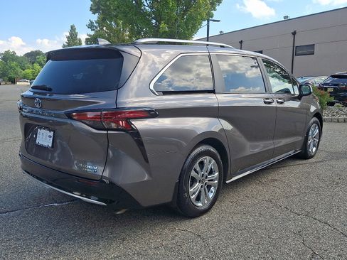 Used 2024 Toyota Sienna Platinum AWD/4WD image 6