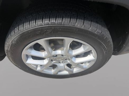 Used 2022 Jeep Compass Latitude w/ Sun and Sound Group AWD/4WD image 9