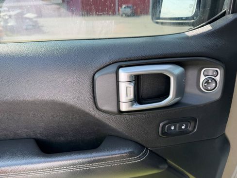Used 2020 Jeep Gladiator Overland AWD/4WD image 9