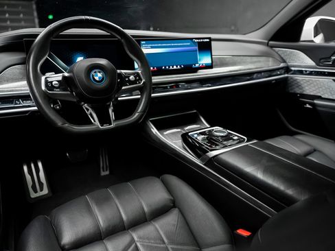Used 2023 BMW i7 xDrive60 w/ Executive Package 2 AWD/4WD image 2