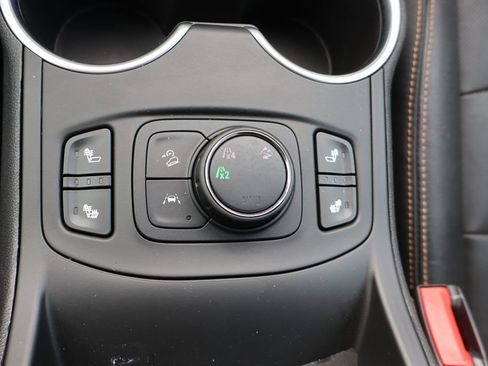 Used 2021 GMC Terrain SLT w/ LPO, Dark Accent Package AWD/4WD image 9