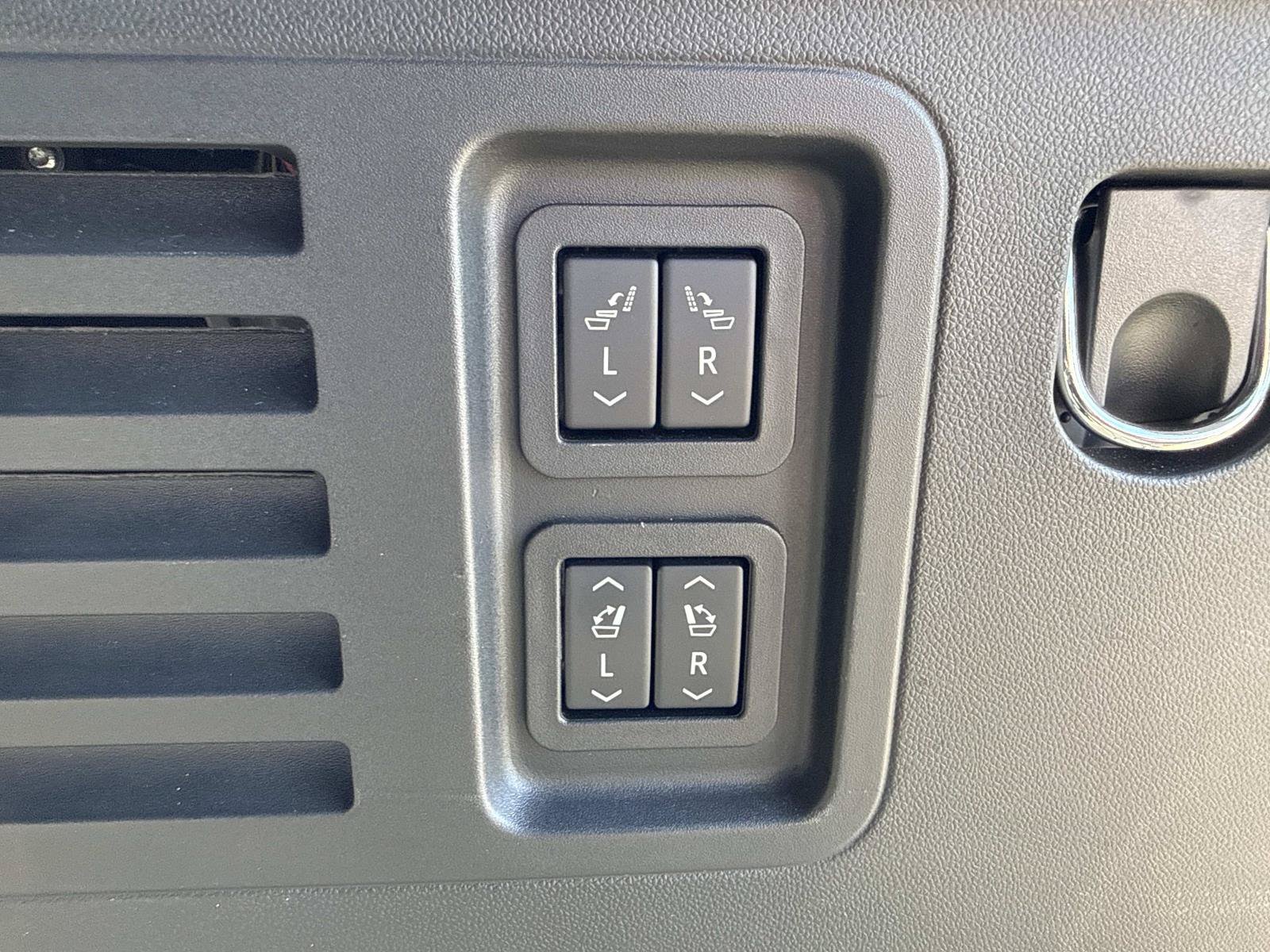 Used 2025 Chevrolet Traverse RS FWD image 34