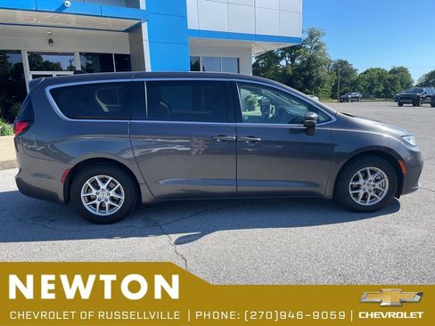 Used 2023 Chrysler Pacifica Touring-L FWD image 17