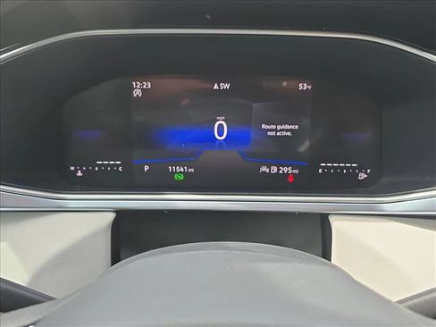 Used 2025 Volkswagen Taos SE FWD image 10