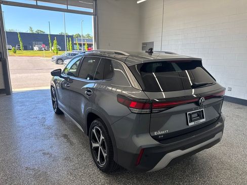New 2026 Volkswagen Tiguan SE FWD image 3