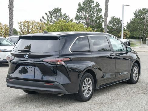 Used 2025 Toyota Sienna LE FWD image 10