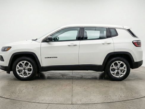 Used 2025 Jeep Compass Latitude AWD/4WD image 5
