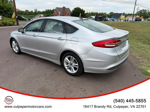 Used 2018 Ford Fusion SE FWD image 3