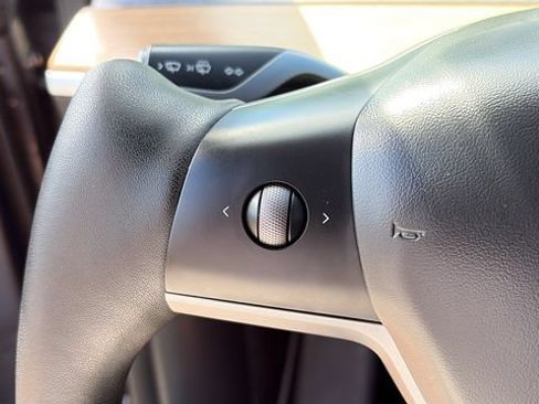 Used 2023 Tesla Model Y Performance AWD/4WD image 13
