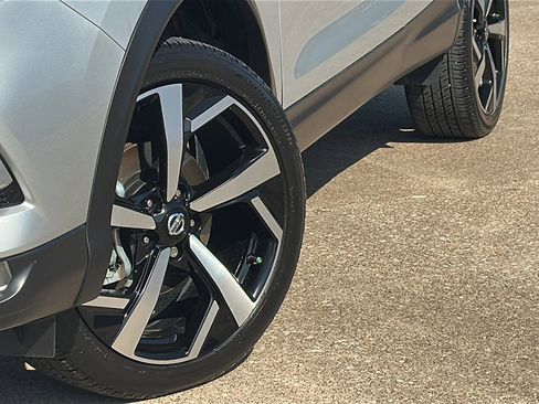 Used 2021 Nissan Rogue Sport SL w/ Premium Package image 3