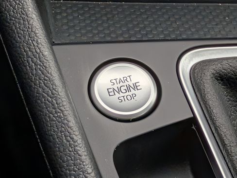 Used 2025 Volkswagen Jetta SE FWD image 29