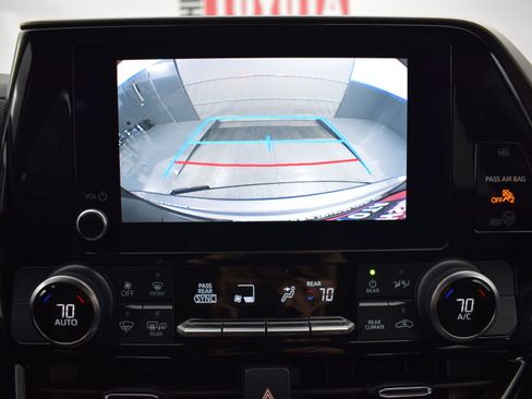 Used 2024 Toyota Highlander LE AWD/4WD image 18