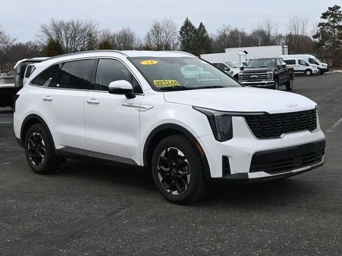 Used 2024 Kia Sorento S image 2