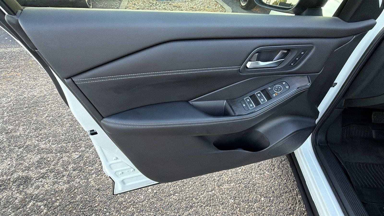 Used 2025 Nissan Rogue SL w/ SL Premium Package FWD image 15