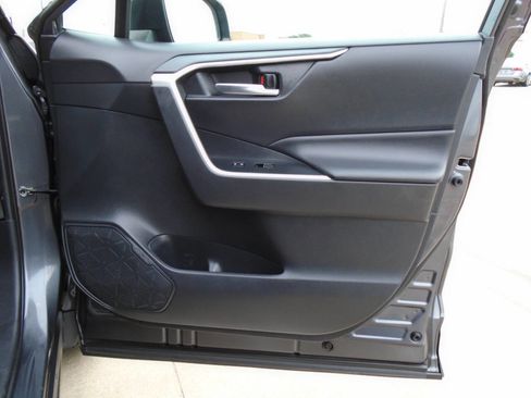 Used 2019 Toyota RAV4 XLE Premium FWD image 31