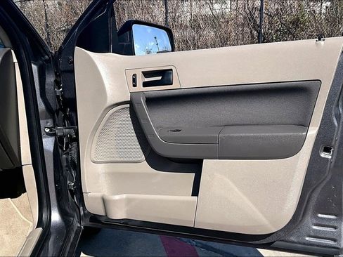 Used 2010 Ford Focus SE image 25