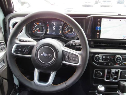 Used 2024 Jeep Wrangler Unlimited Sahara w/ Technology Group AWD/4WD image 18