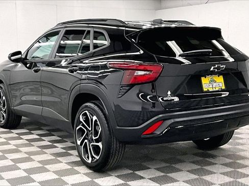 Used 2025 Chevrolet Trax RS w/ Driver Confidence Package image 2